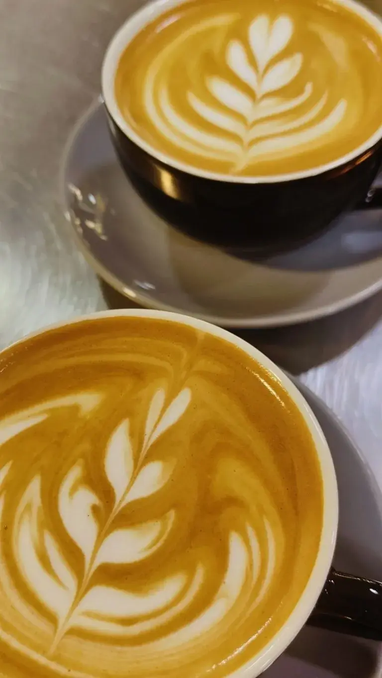 dos cafés servidos en la cafetería